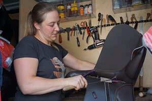 In ihrem Transporter findet Farina Fuest alle notwendigen Werkzeuge für die Reparatur und Anpassung direkt vor Ort bei ihren Kunden